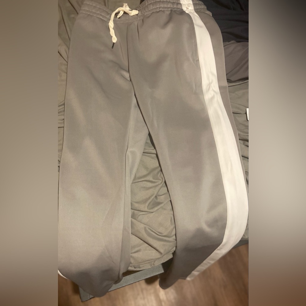2 Skinny sweatpants (large) for 20$ together *ONLY WORN ONCE*